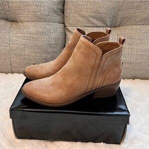 By Guess Boots Womens 6.5 M Tammie Heels Ankle booties natural suede.